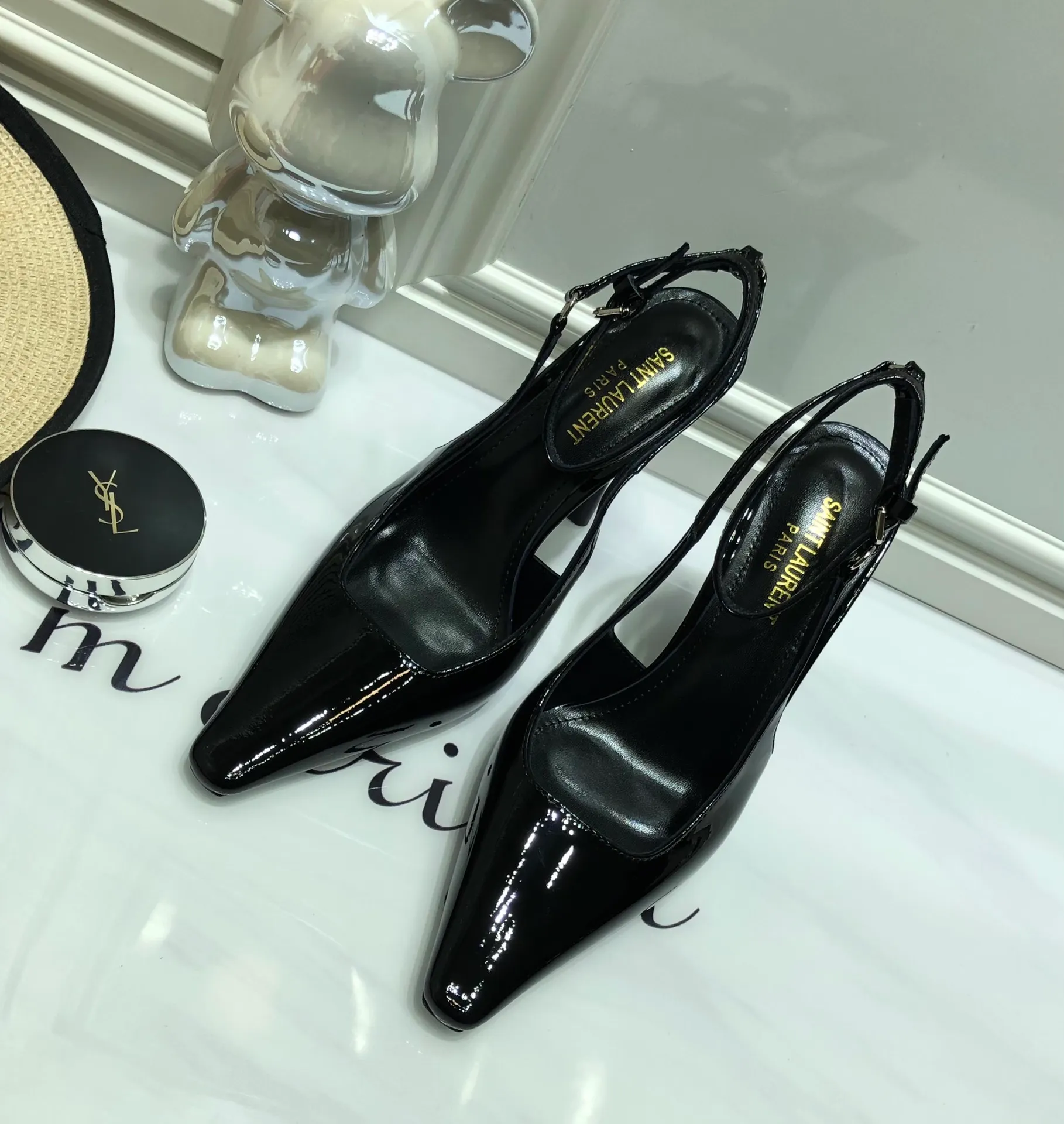 👟👟Ex-factory price 560👟👟 Top quality Saint Laurent/Yves Saint Laurent 2024 spring and summer new style👠Small square toe high heels of the same style as Rose. The layered leather high heels are very good at modifying the foot shape. In recent years, SLP has become more and more understanding of women in high heels. ysl beautiful high heels 👠Number of yards: 35-40 (41 customized, non-returnable) Upper: open edge beaded cowhide/patent leather, lining Imported sheepskin lining, sole: genuine leather outsole, heel height: 10cm (heel imported from Italy)